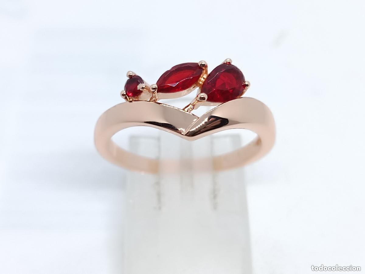 Joyeria: Elegante anillo en oro de 14 quilates con granates engastados en garras