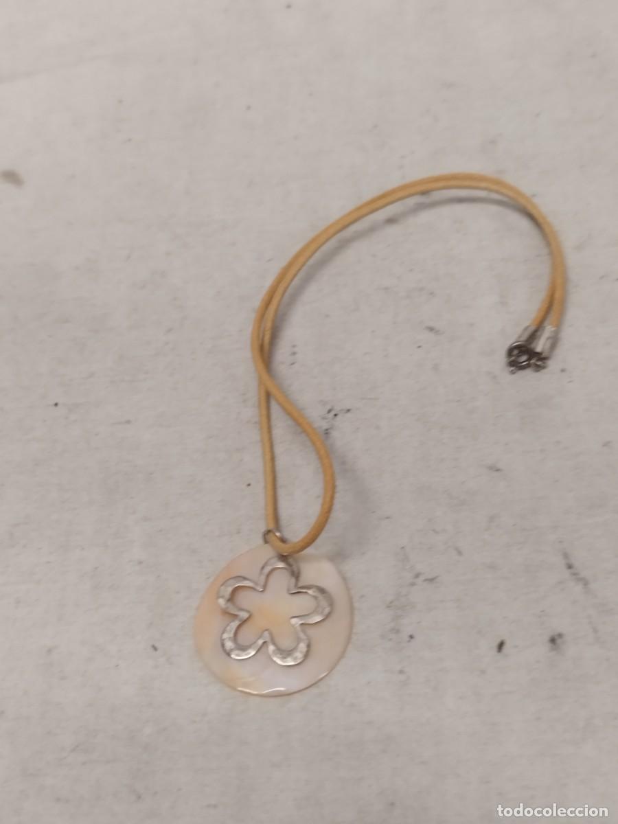 Joyeria: Collar con adorno de nacar y flor met&aacute;lica a identificar.