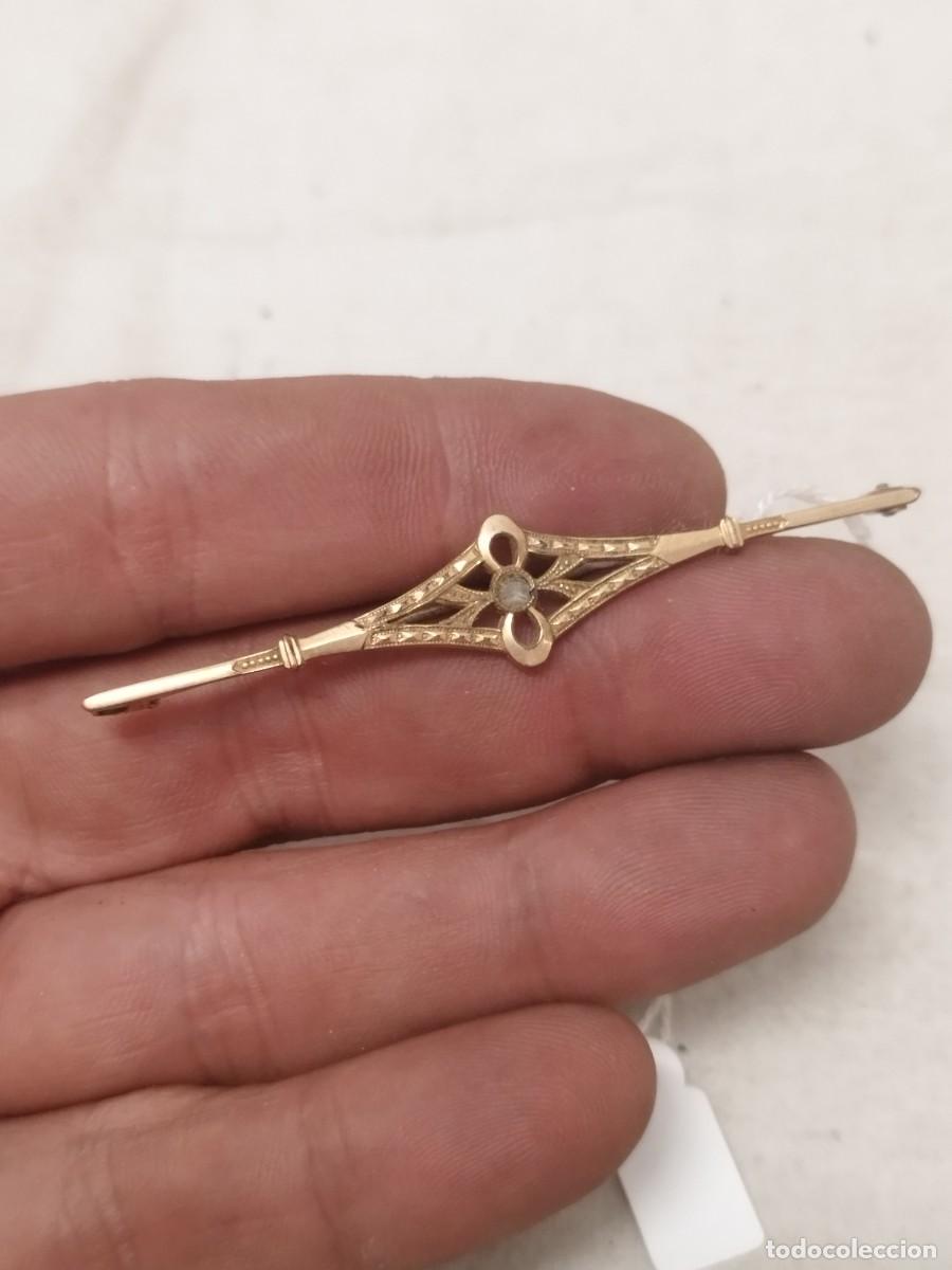 Joyeria: Antiguo broche aguja de pecho, de metal dorado a identificar.