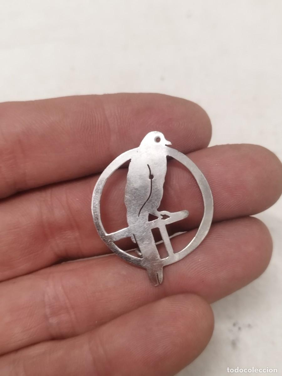 Joyeria: Antiguo broche o insignia de un p&aacute;jaro posado de una rama.