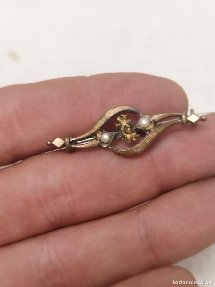Joyeria: Antiguo broche de metal dorado y dos piedras a identificar.
