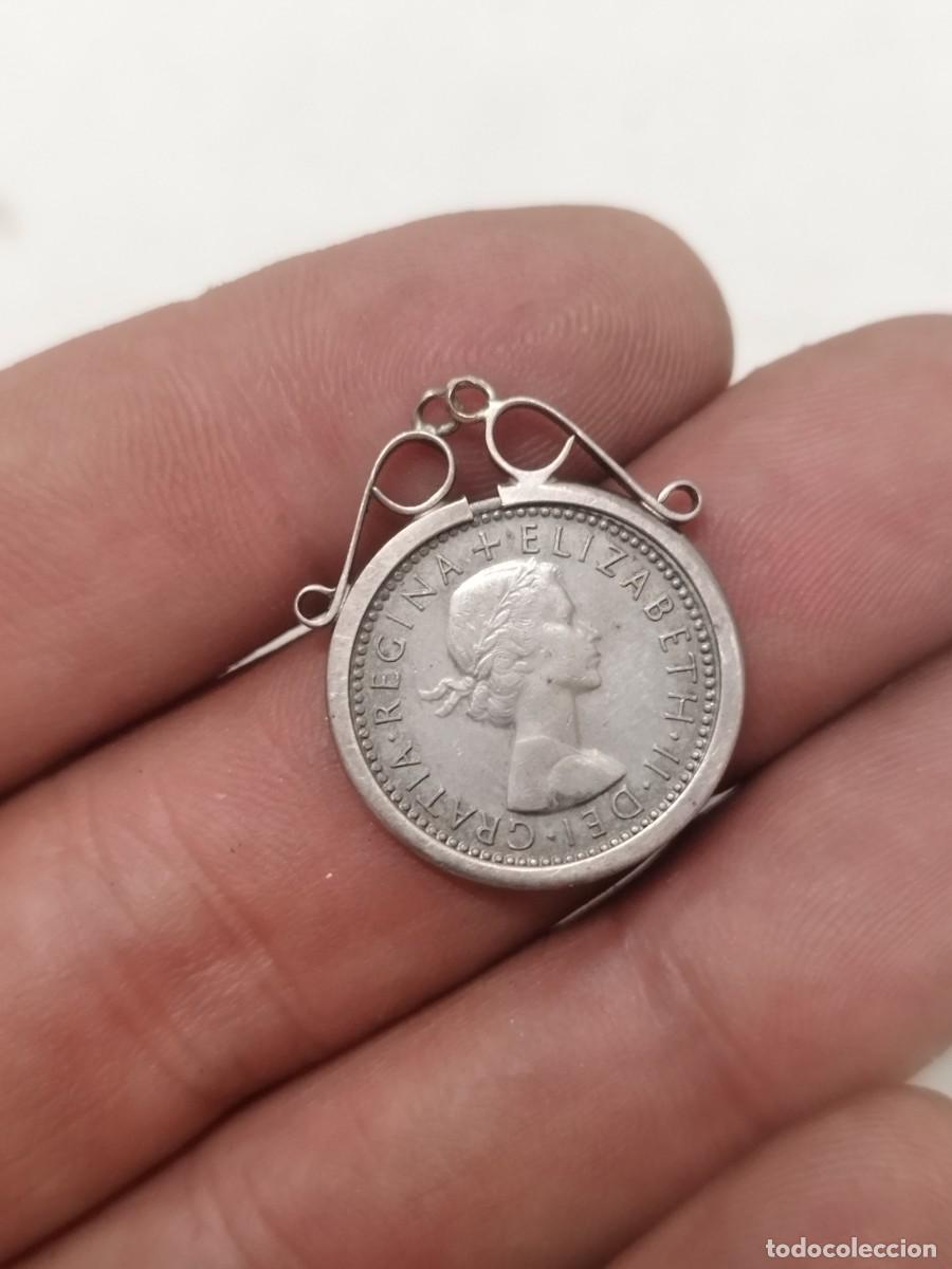 Joyeria: Antiguo colgante medalla de una moneda de 6 peniques. 1963 Reina Elisabeth.