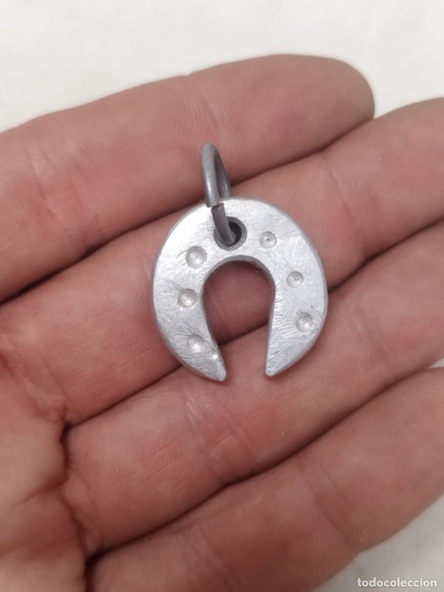 Joyeria: Antiguo colgante de una herradura de la suerte. En metal dorado a identificar.