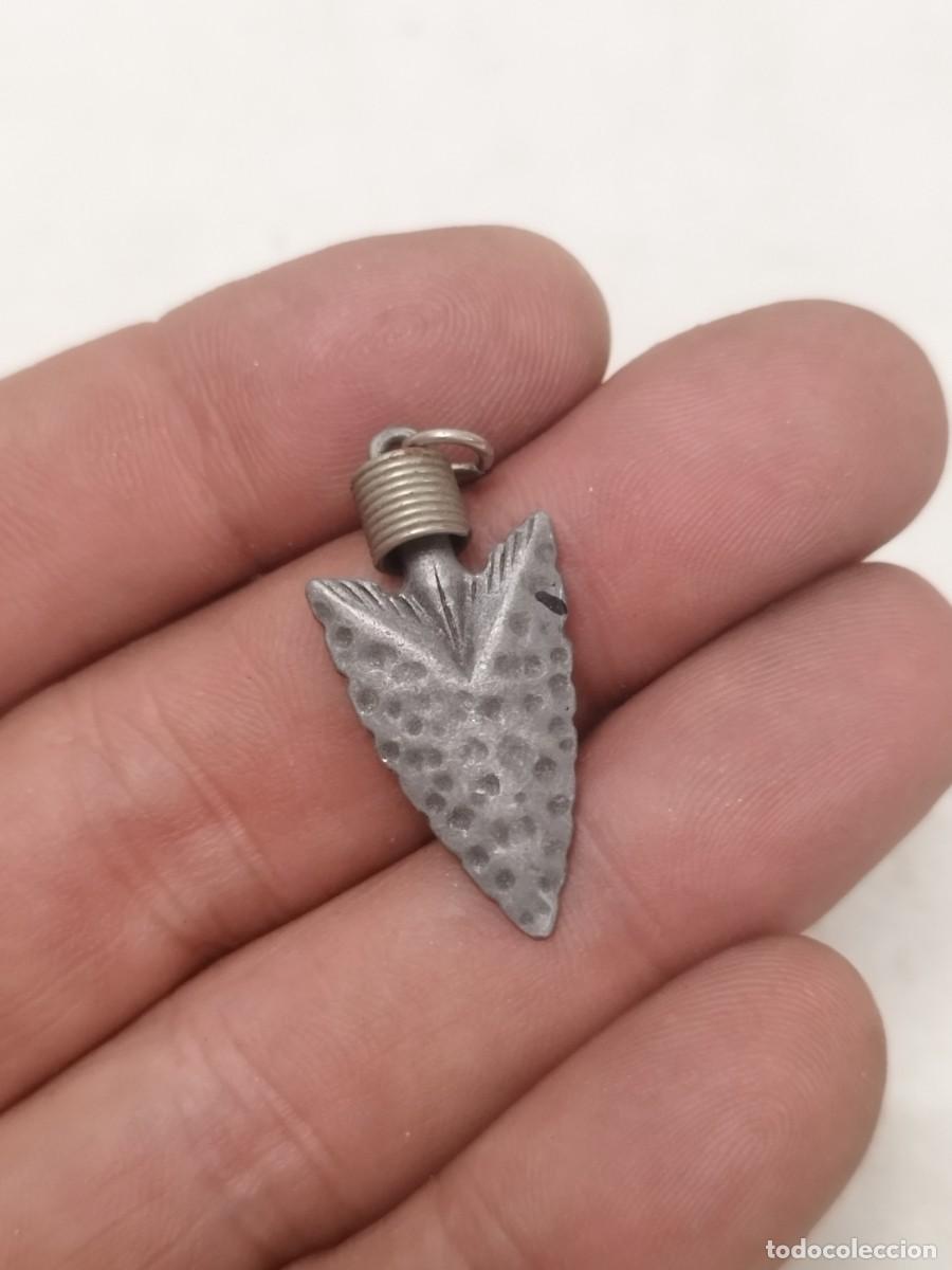 Joyeria: Antiguo colgante de metal con forma de cabeza de flecha, hacha neol&iacute;tica