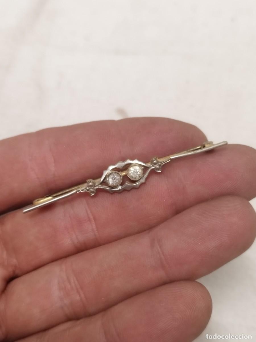 Joyeria: Antiguo broche, aguja de pecho con pedrer&iacute;a a identificar.