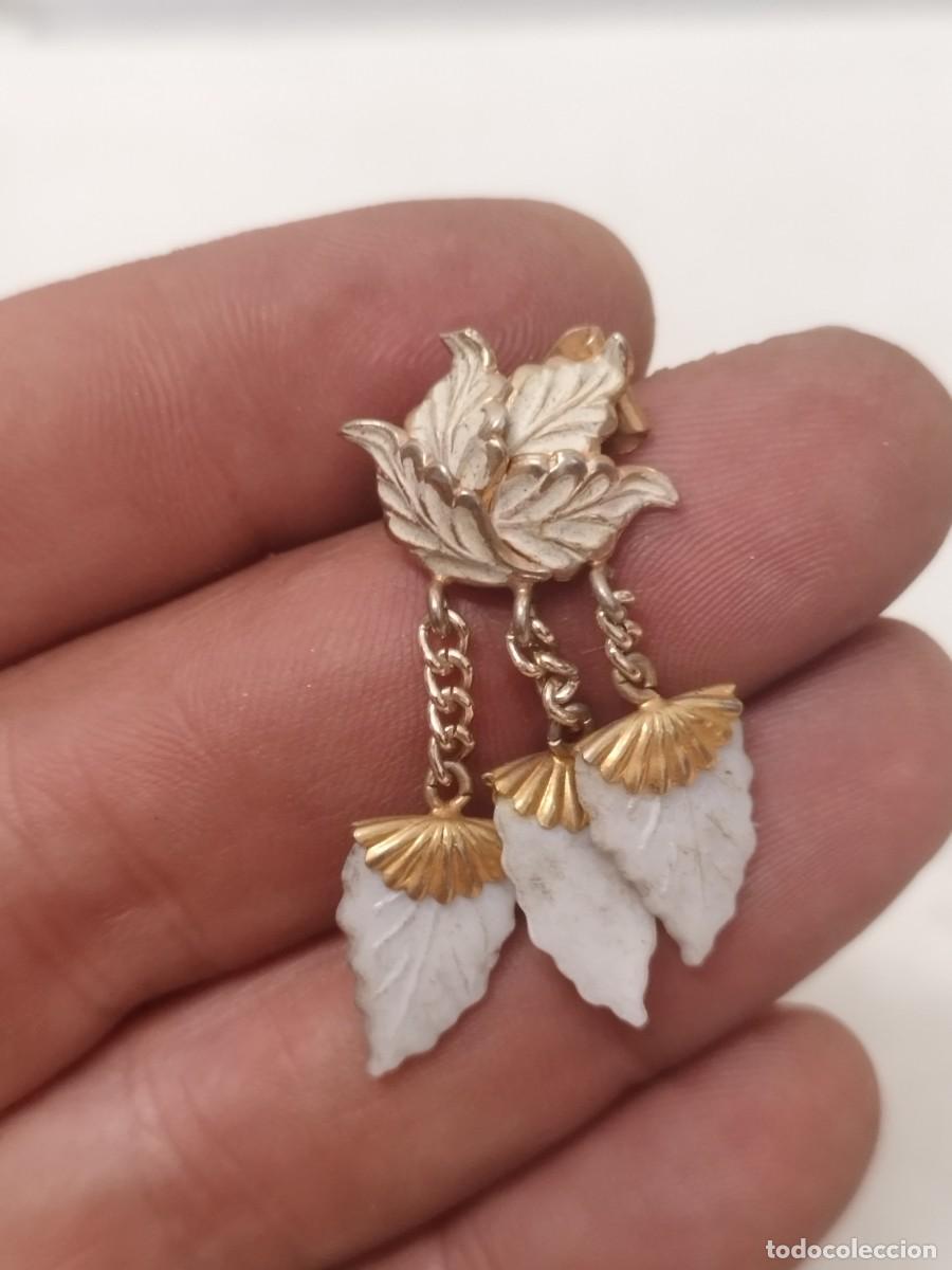 Joyeria: Antiguo pendiente, solo uno. De hojas de &aacute;rbol en metal a identificar.