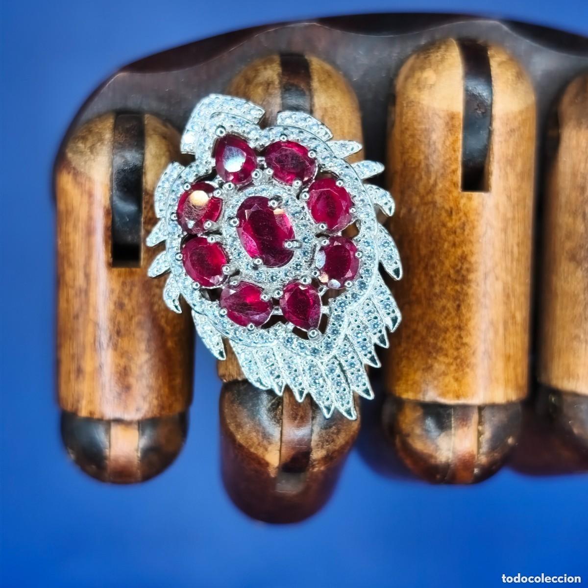 Joalharia: ANILLO EN PLATA ORLA CON RUBIS NATURALES OVALES Y CUAJADO DE CIRCONITAS. PLATA DE LEY