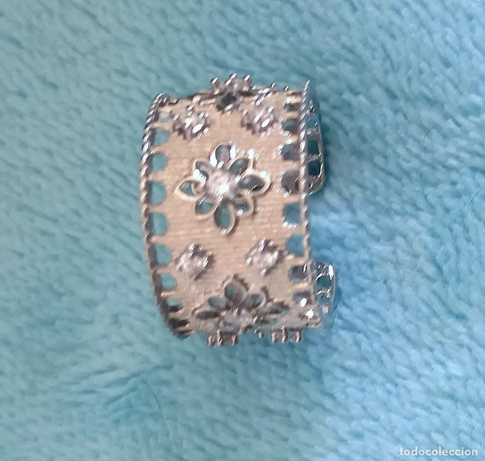 Joyeria: Original anillo plateado calado con incrustaciones brillantes. Abierto ajustable 12mm ancho. Muy bon