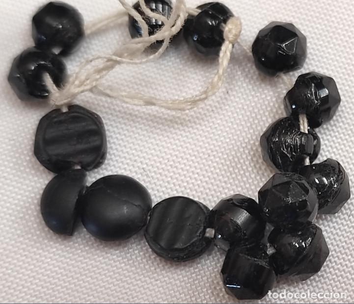 Joyeria: LOTE DE 16 CUENTAS PEQUE&Ntilde;AS DE AZABACHE PARA JOYERIA, SIGLO XIX