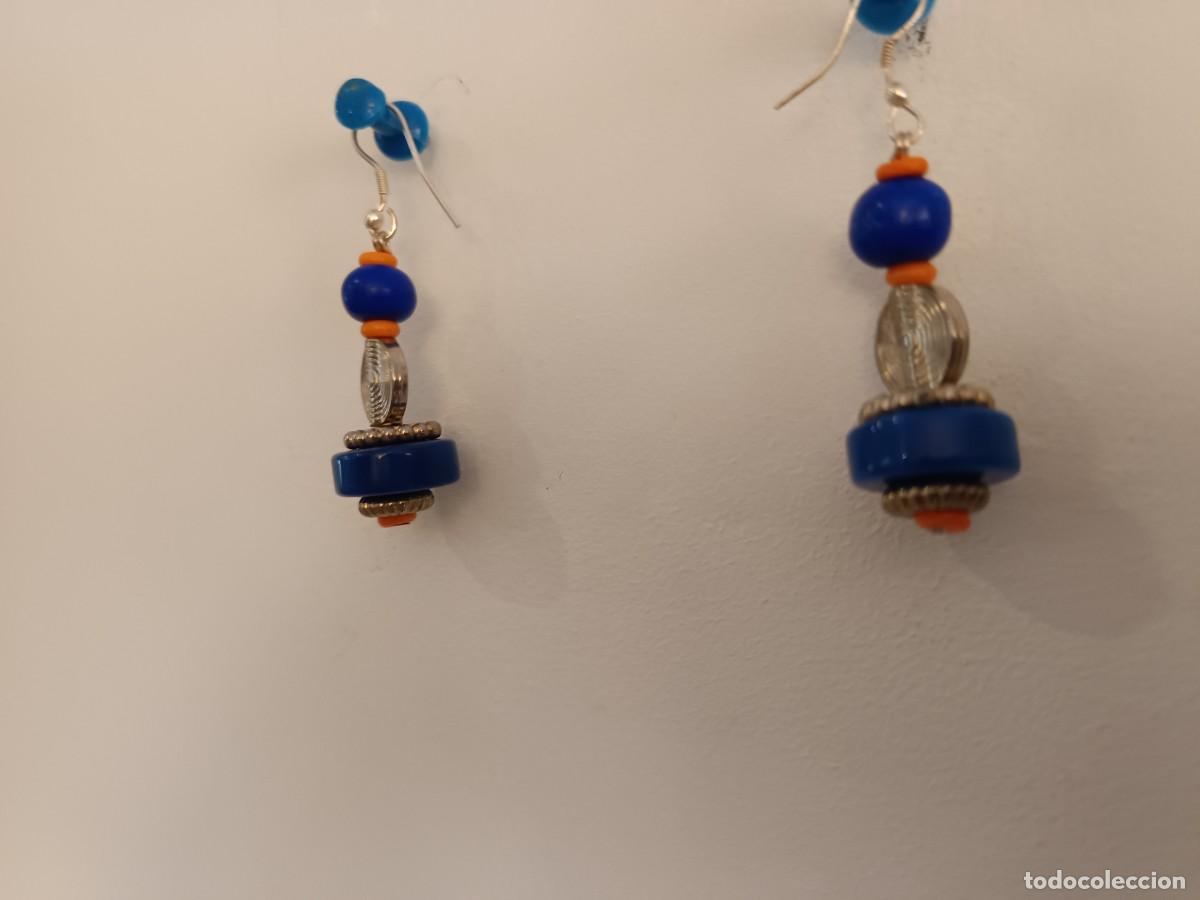Joyeria: Pendientes de cristal&nbsp; y cuentas indias, caracterizados por un dise&ntilde;o colgante con elementos azules