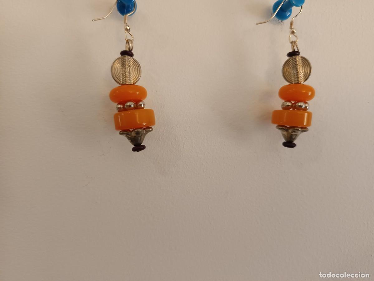 Joyeria: Pendientes artesanales colgantes con cuentas apiladas en tonos naranja y plateado