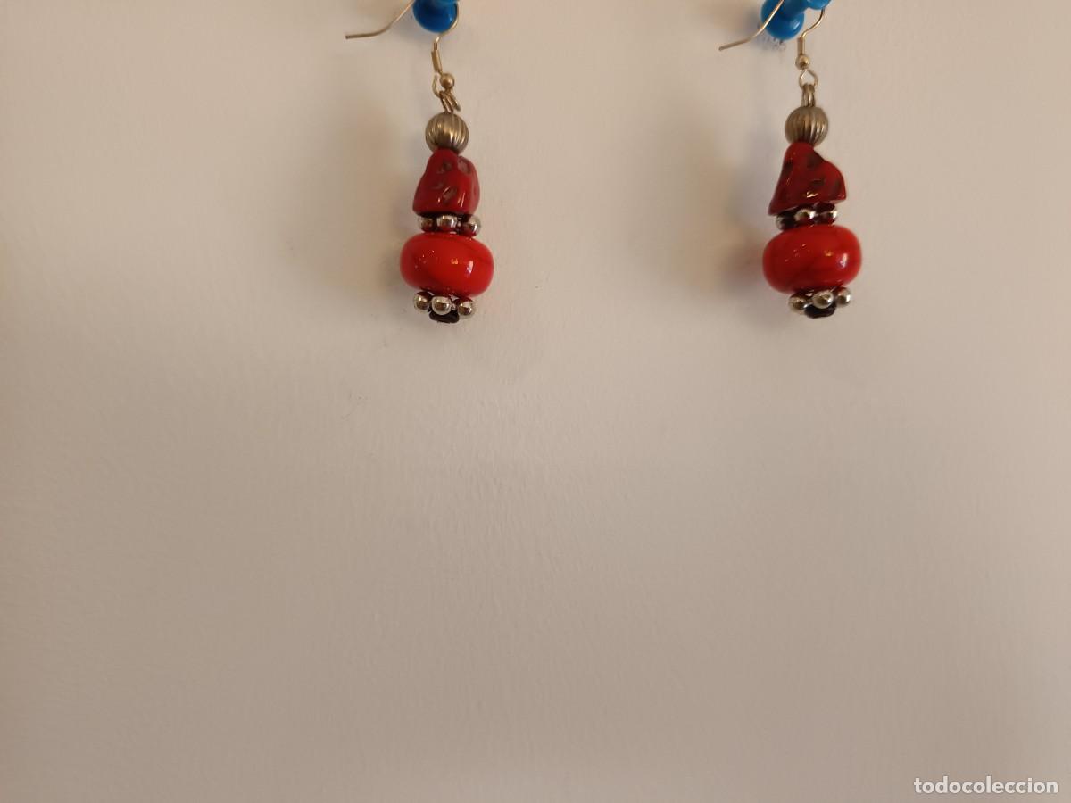 Joyeria: Pendientes colgantes de resina roja y metal plateado