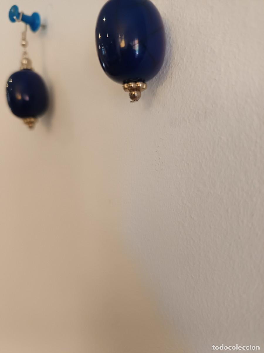 Joyeria: Pendientes de resina azul y metal con filigranas hechos a mano