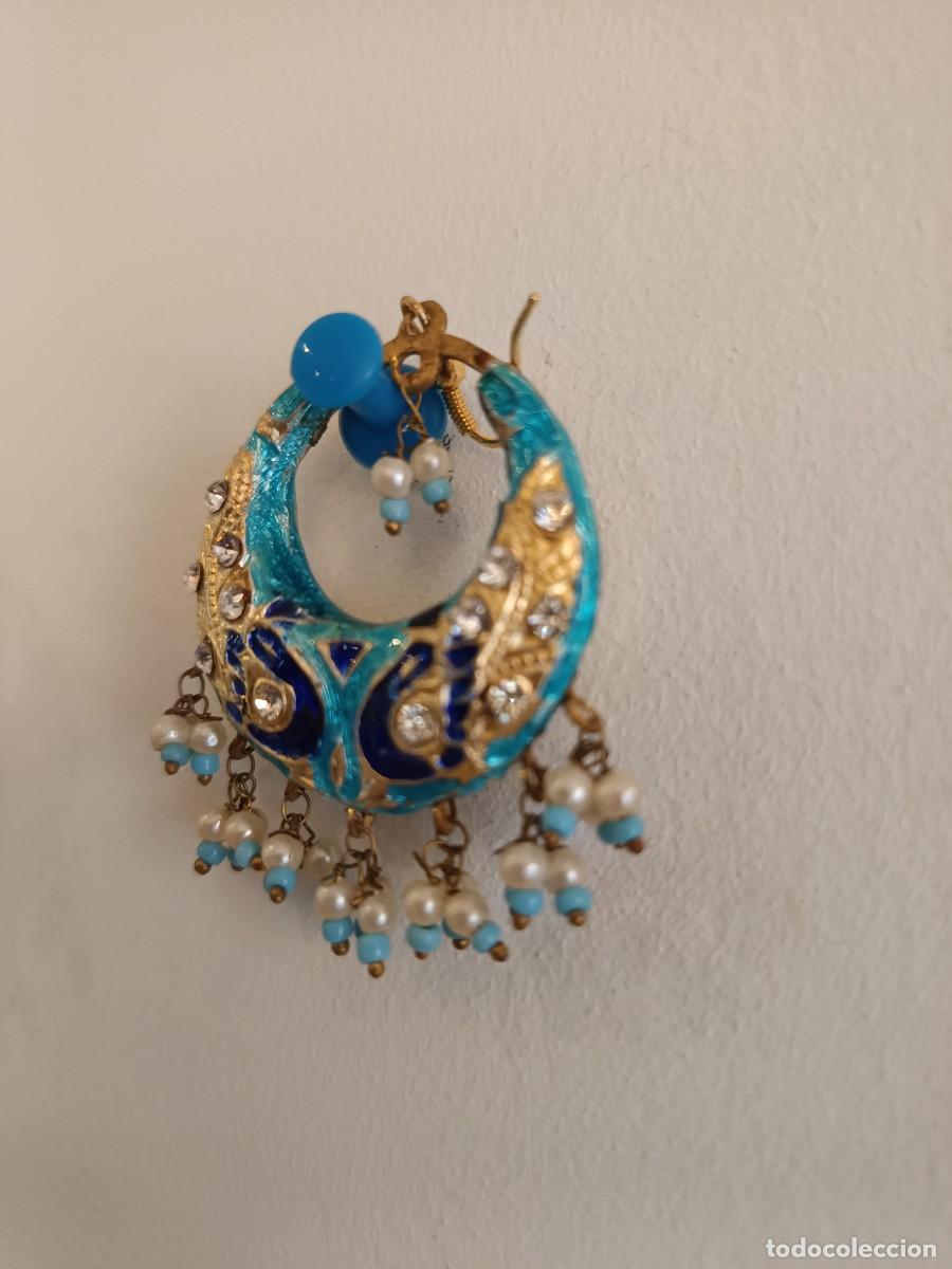 Joyeria: Pendientes estilo Chandbali de color cian con t&eacute;cnica Meenakari.