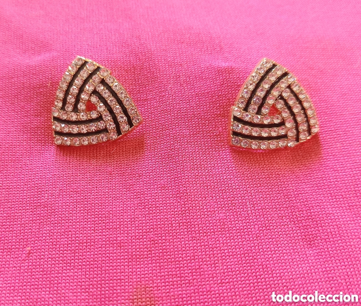 Schmuck: Originales pendientes de bot&oacute;n geom&eacute;tricos, tri&aacute;ngulo plateados e incrustaciones brillantes blancas