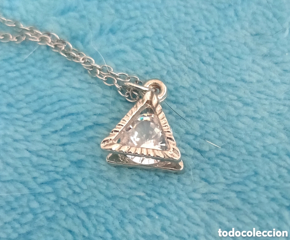 Joaillerie: Original colgante pir&aacute;mide, tri&aacute;ngulo (en relieve) plateado con incrustaciones brillantes 1cm L. Muy