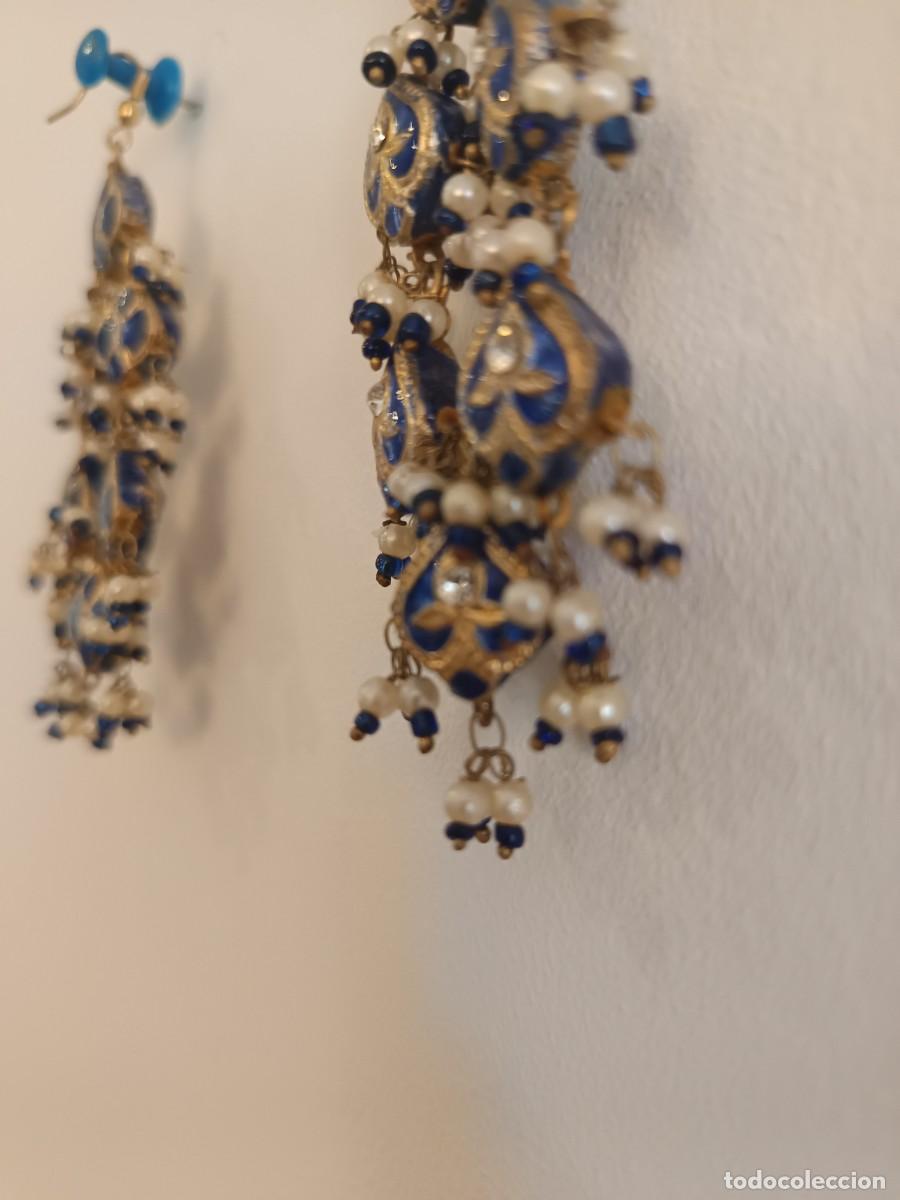 Joyeria: Pendientes colgantes indios hechos a mano con esmalte azul cobalto y detalles de perlas