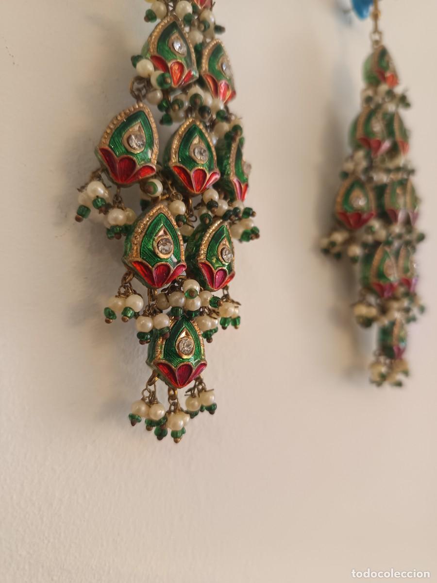 Joyeria: Pendientes colgantes estilo candelabro indio con motivos de loto, esmaltado meenakari verde y rojo,