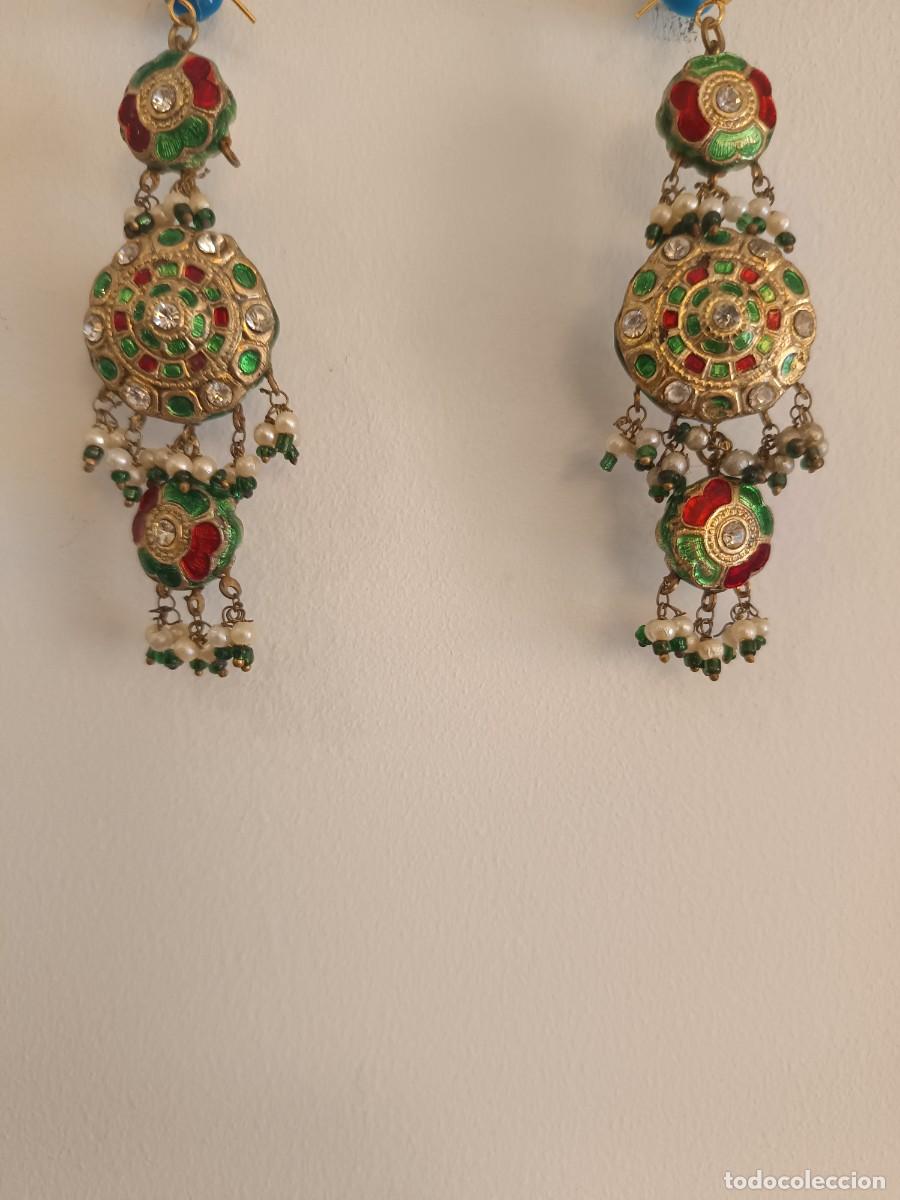 Joyeria: Pendientes colgantes de estilo indio tipo Jhumka en dorado e incrustaciones verdes y rojas