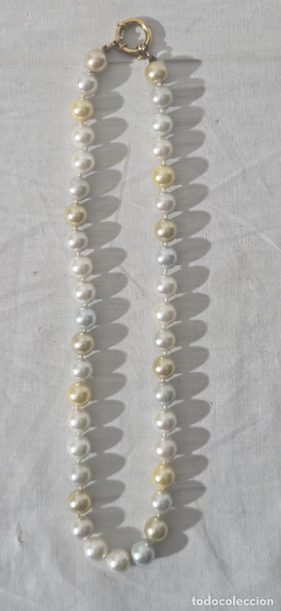 Joyeria: Collar de perlas cultivadas, broche de plata ba&ntilde;ado en oro