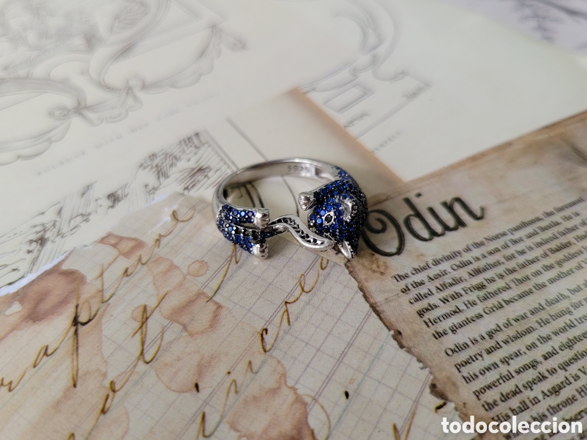 Joyeria: Anillo de plata en forma de gatito, decorado con piedras azul rey