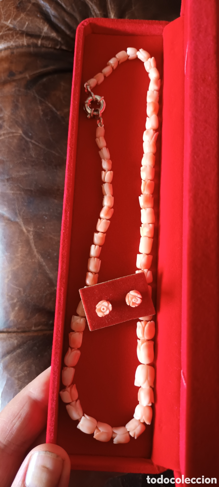 Joaillerie: Collar de coral tallado en tulipan