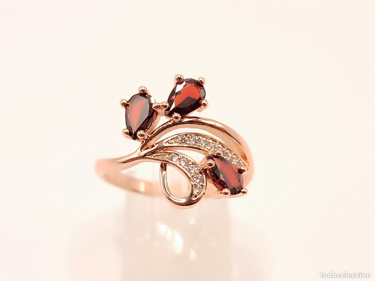Joyeria: Elegante anillo en oro de 14k con granates engastados
