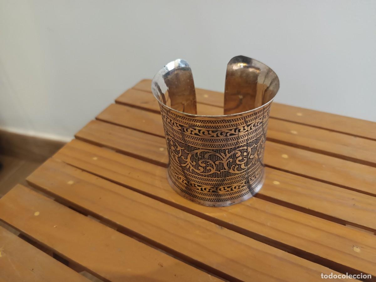 Joyeria: Brazalete ancho vintage de metal dorado con un intrincado dise&ntilde;o floral en negro