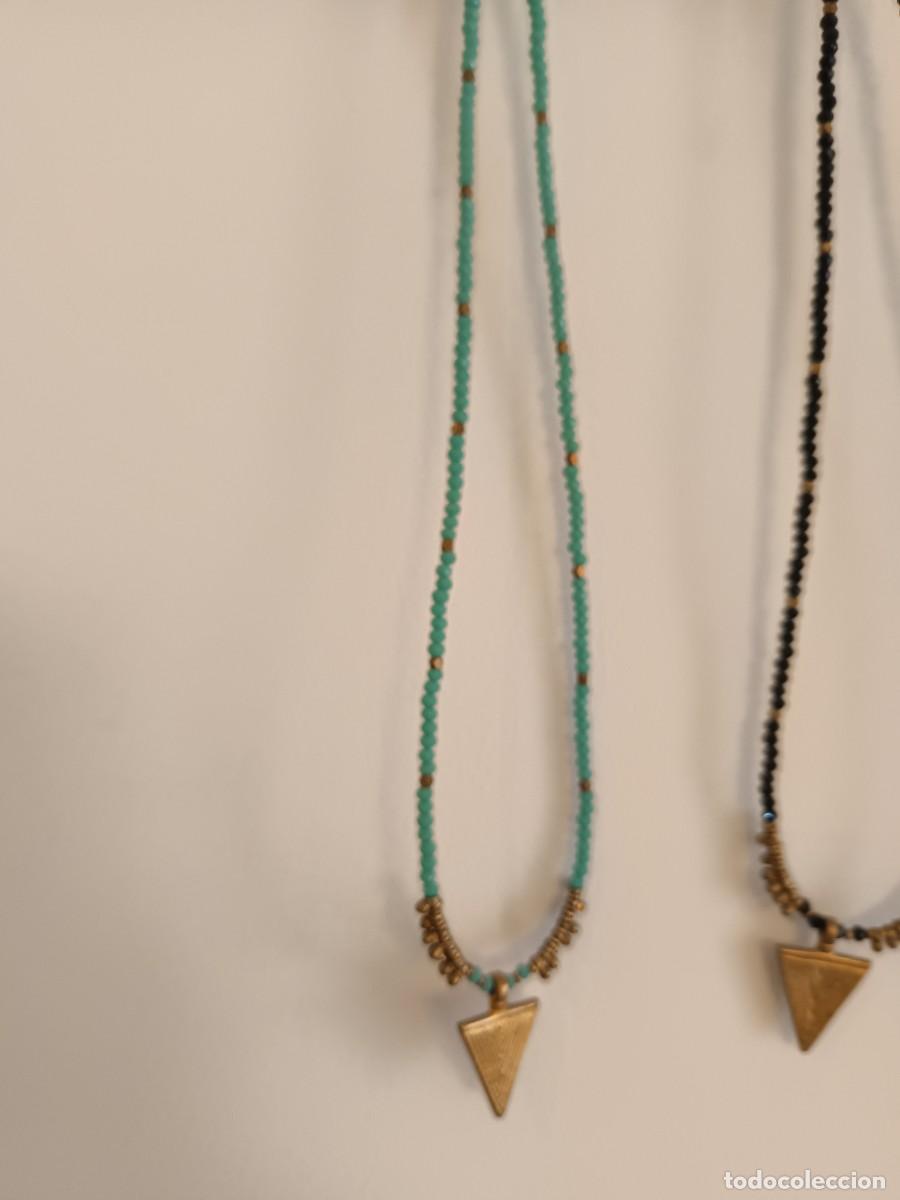 Joyeria: Collar de cuentas de cristal hecho a mano con dijes de lat&oacute;n dorado