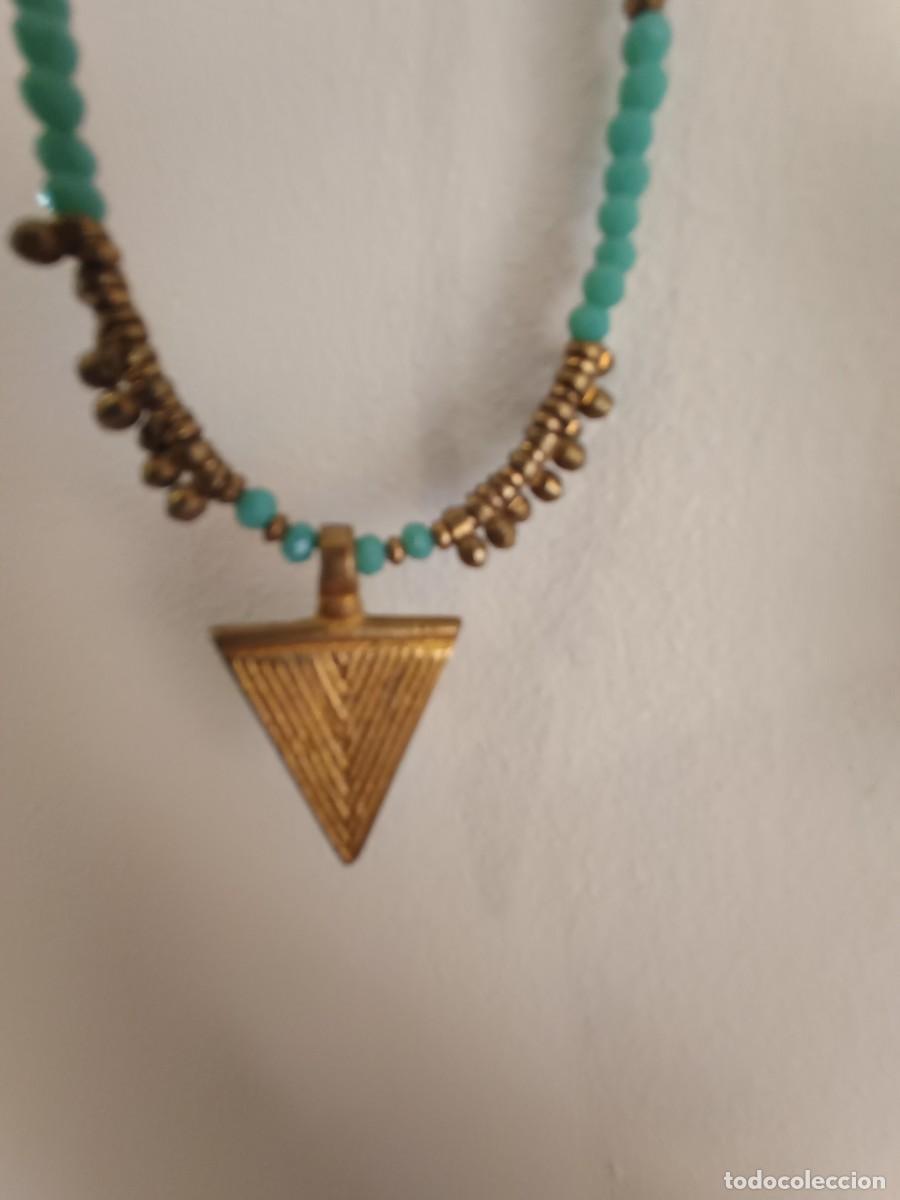 Jewelry: Collar de cuentas de cristal hecho a mano con dijes de lat&oacute;n dorado