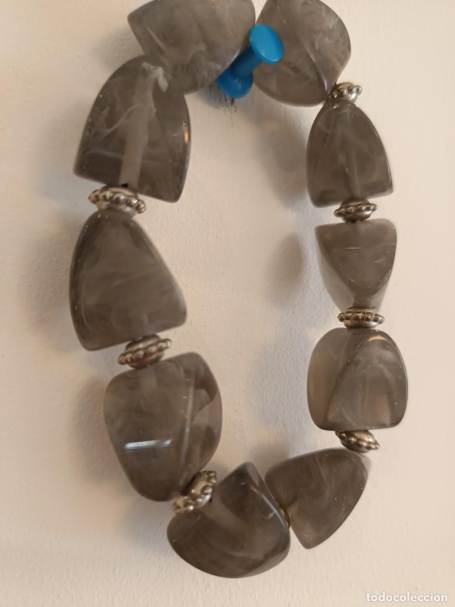 Joyeria: Pulsera el&aacute;stica con cuentas grandes de color gris veteado y separadores plateados