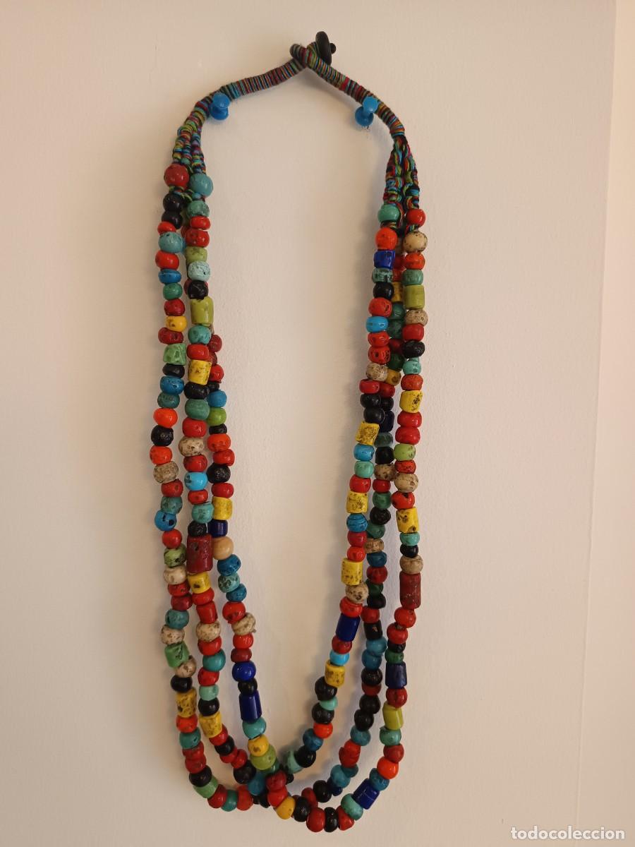 Joyeria: Collar artesanal multicolor de m&uacute;ltiples hebras con dise&ntilde;o vibrante