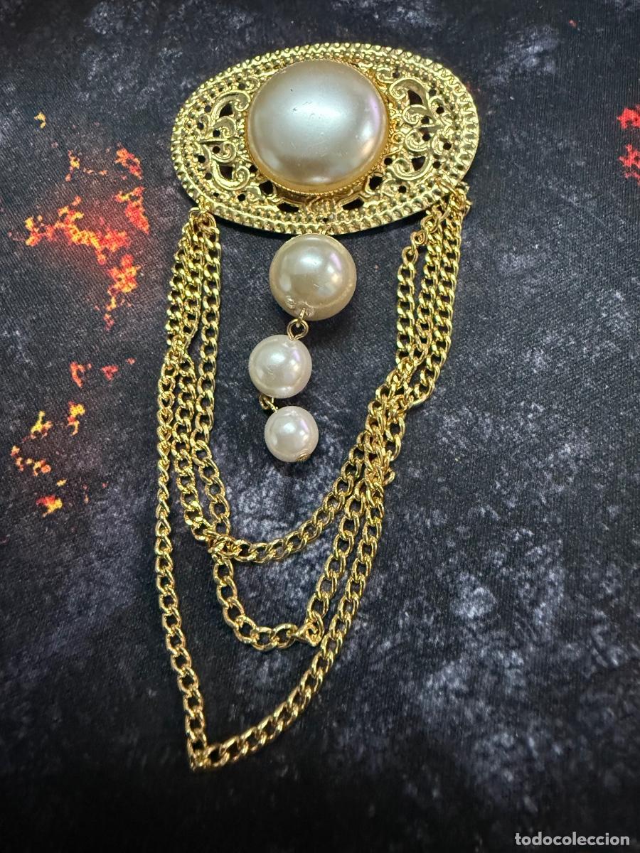 Joyeria: Elegante broche vintage dorado con perlas y cadenas decorativas ✨