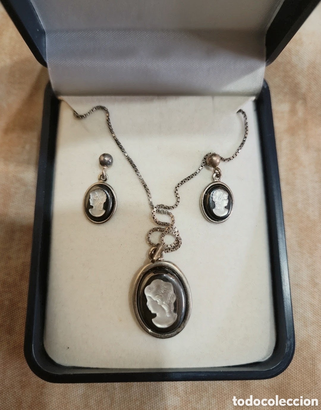 Joyeria: Camafeo de plata con pendientes a juego