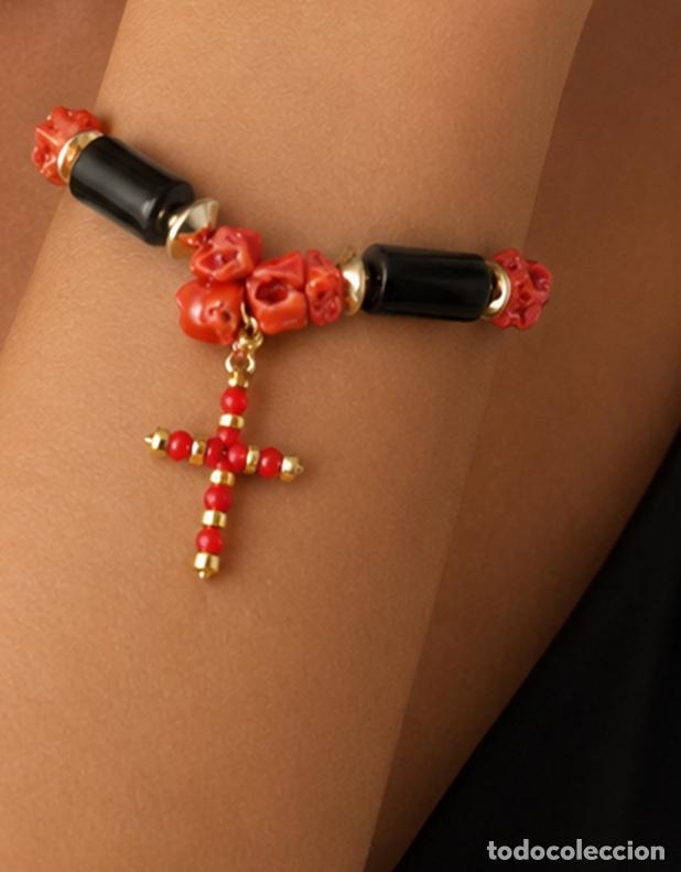 Joyeria: PULSERA VINTAGE CON UNA CRUZ COLGANTE. CORAL NATURAL ROJO Y EBONITA. TORRE DEL GRECO.
