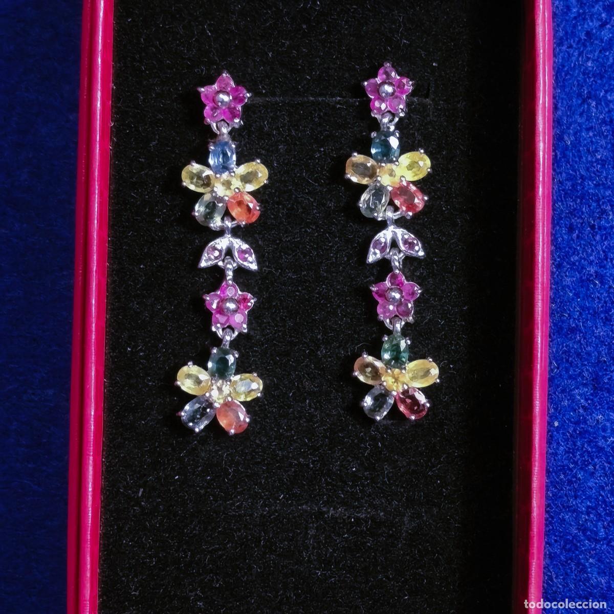 Joaillerie: PENDIENTE COLGANTE EN PLATA CON GEMAS NATURALES MULTICOLOR. MED. 40 X 15 MM. PLATA DE LEY