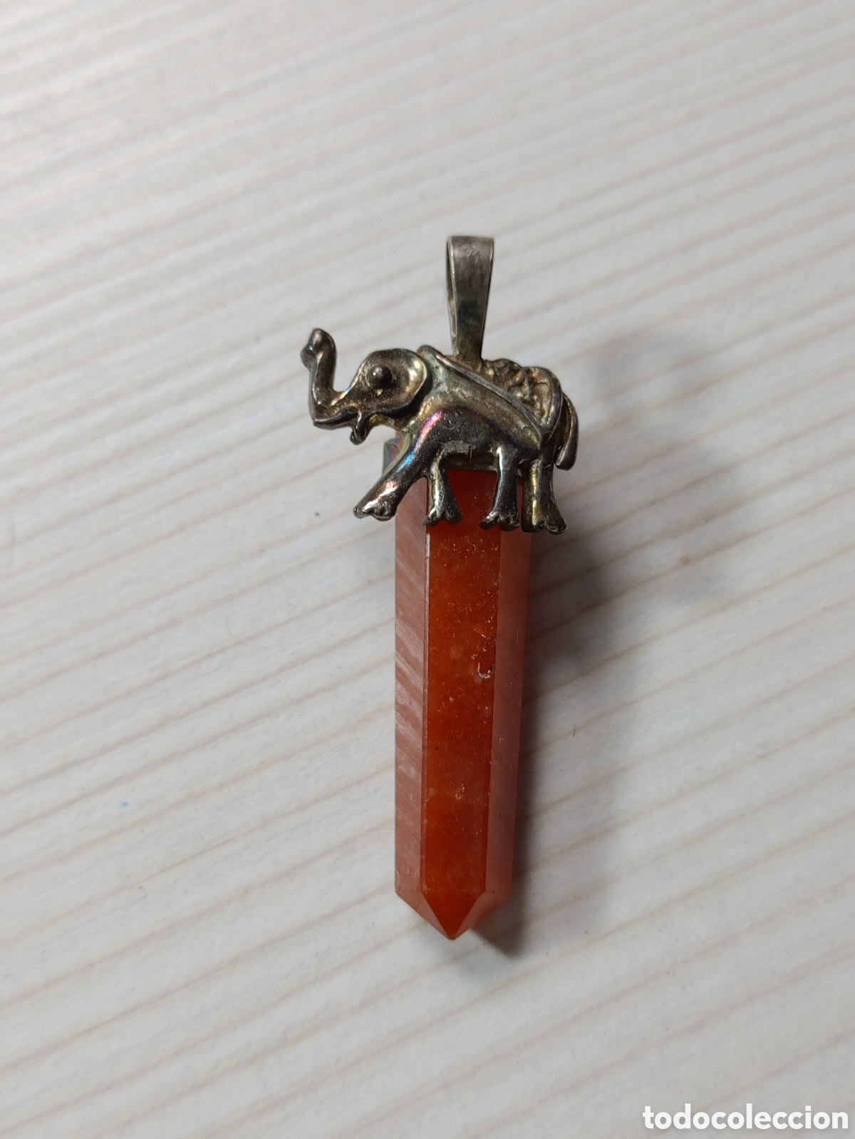 Joyeria: Antiguo colgante amuleto Punta de jaspe con montura de elefante de plata