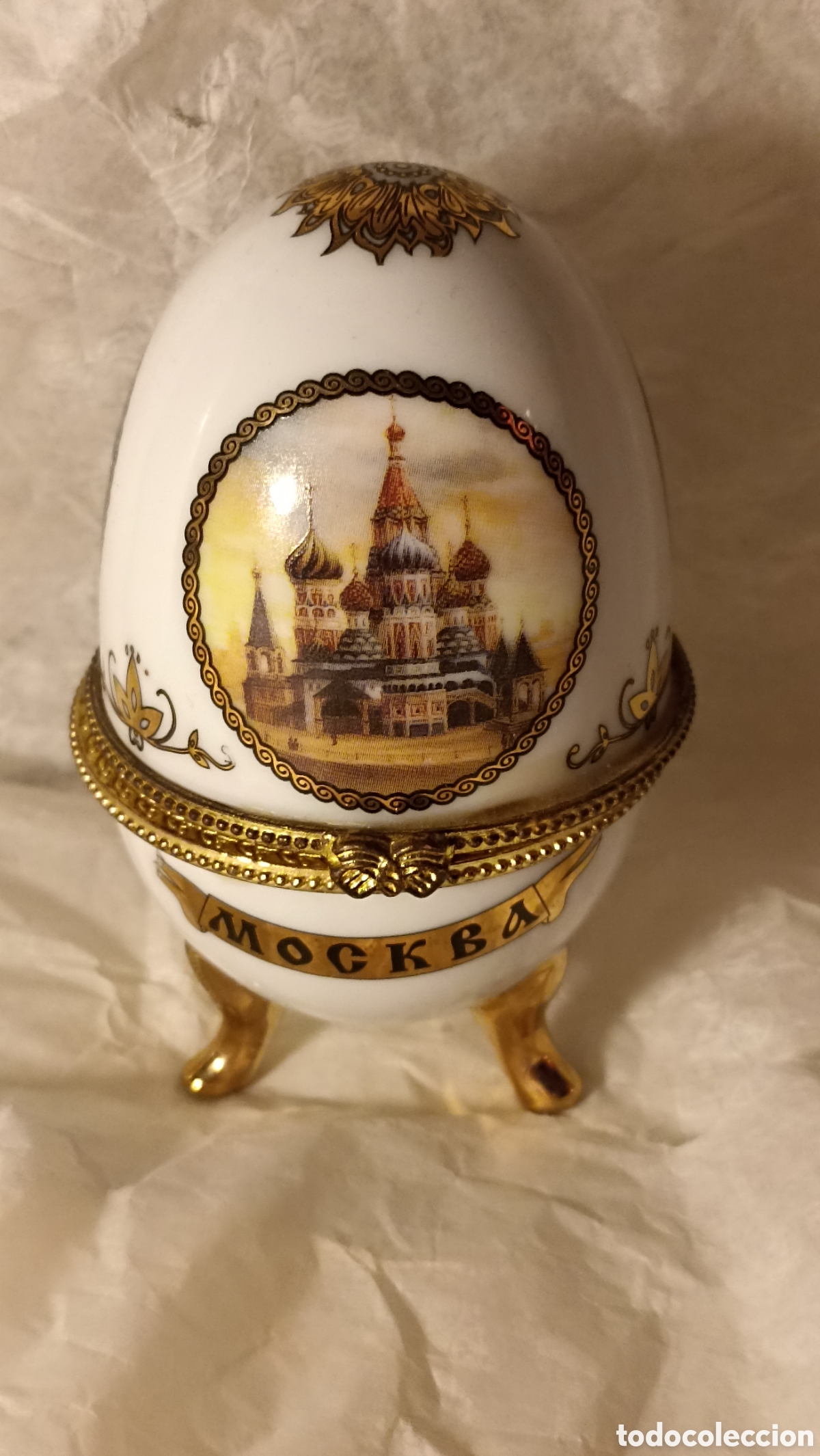 Joyeria: JOYERO EN FORMA DE HUEVO. REALIZADO EN PORCELANA CON DECORACIONES DORADAS. RUSIA,