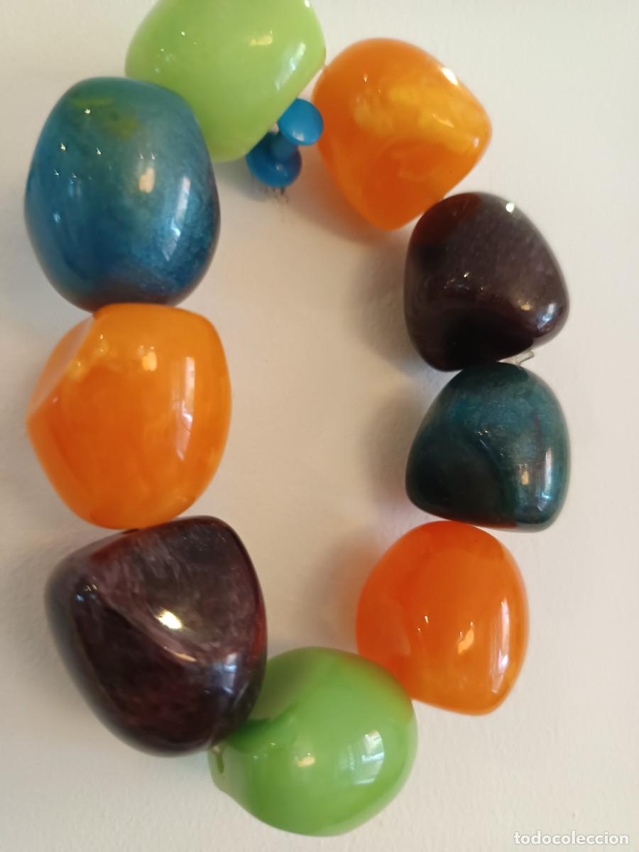 Joyeria: Pulsera el&aacute;stica de cuentas coloridas de resina con formas irregulares.