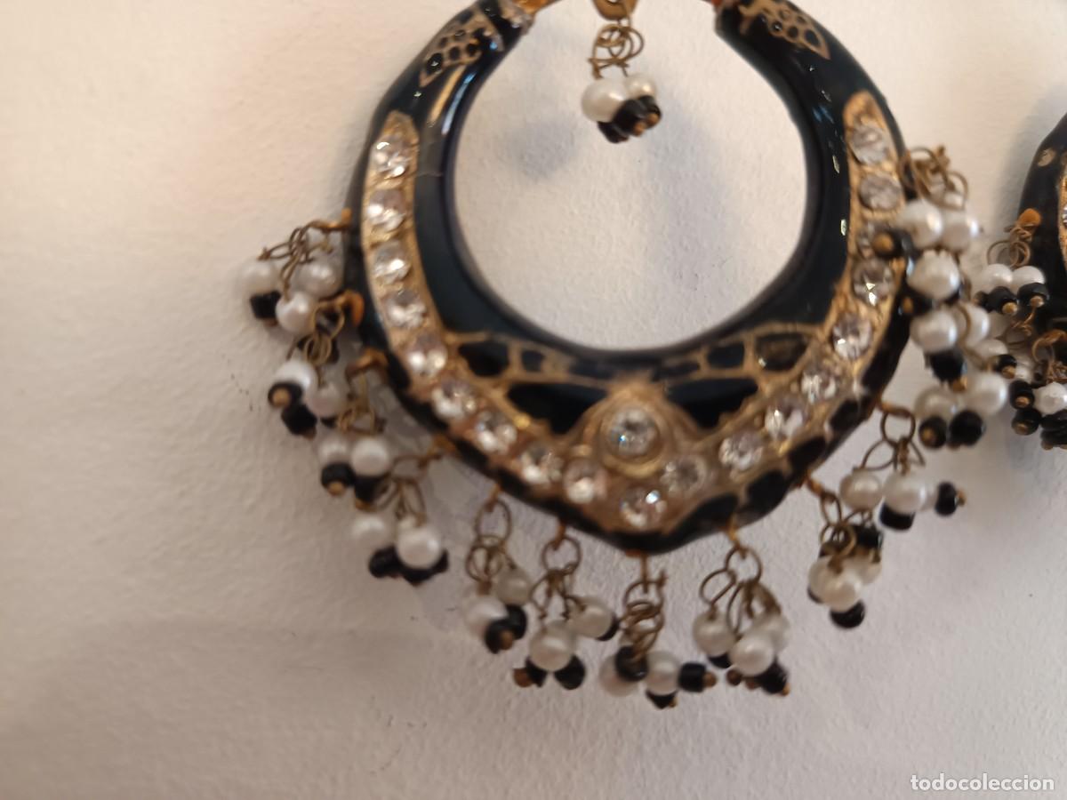 Joyeria: Pendientes Jaipur Lac hechos a mano en Rajasthan, India, con un dise&ntilde;o Chand Bali negro y dorado