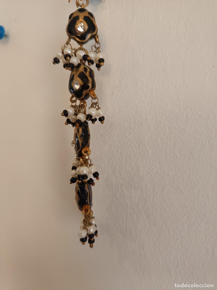 Joyeria: Pendientes largos de color negro y dorado con colgantes de perlas