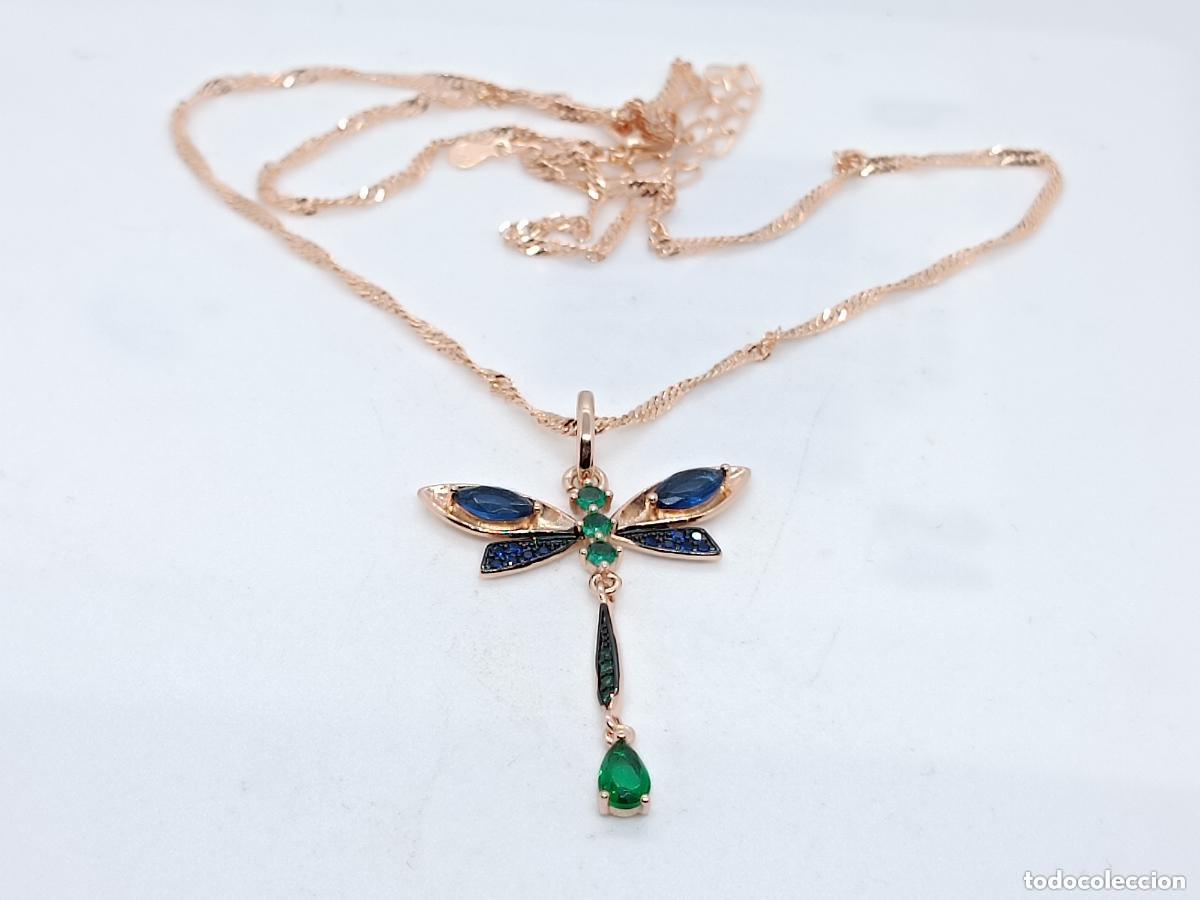 Jewelry: Precioso colgante de lujo en oro de 14k con forma de mariposa con zafiros y esmeraldas