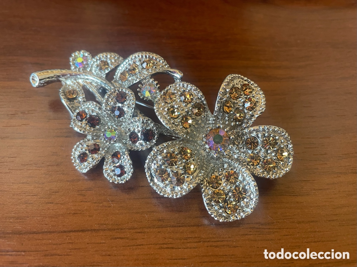 Joyeria: broche de cristales coloridos y metal plateado