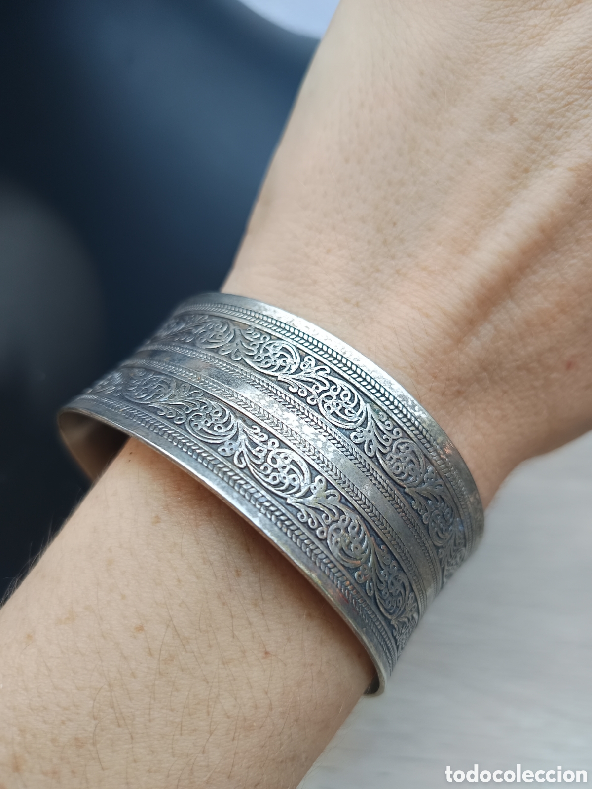 Joyeria: Pulsera de origen Africano repujada en plata dibujo floral