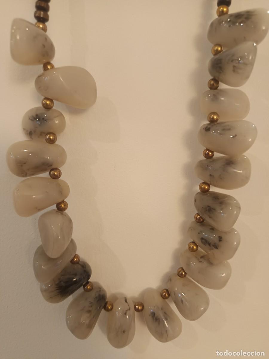 Joyeria: Collar vintage de resina natural con inclusiones oscuras, cuentas de madera y espaciadores met&aacute;licos