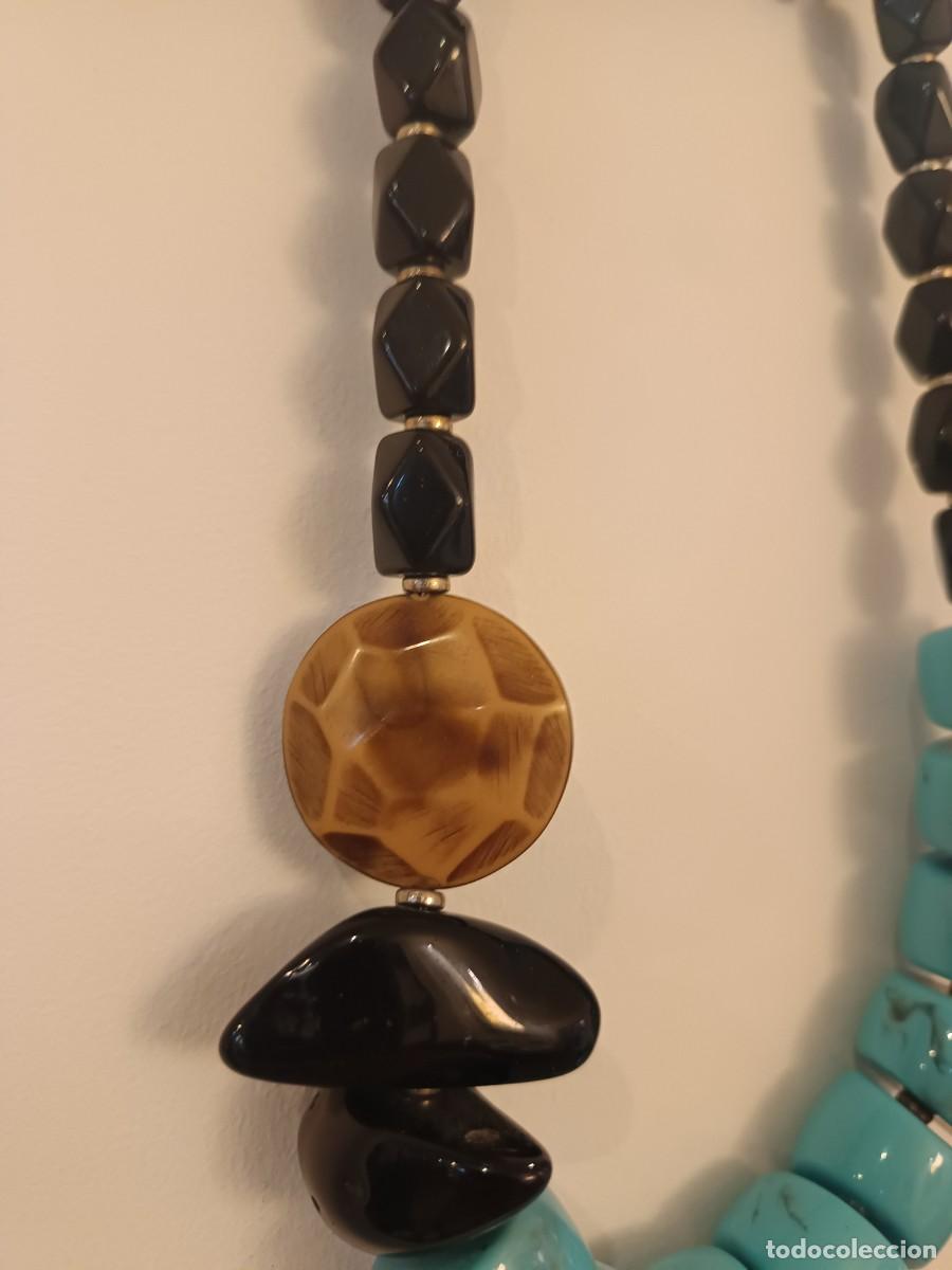 Joyeria: Collar llamativo artesanal con grandes cuentas turquesa, negras y marrones.