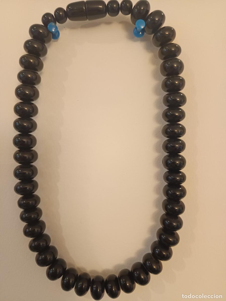 Joyeria: Collar de cuentas redondeadas de resina natural en negro