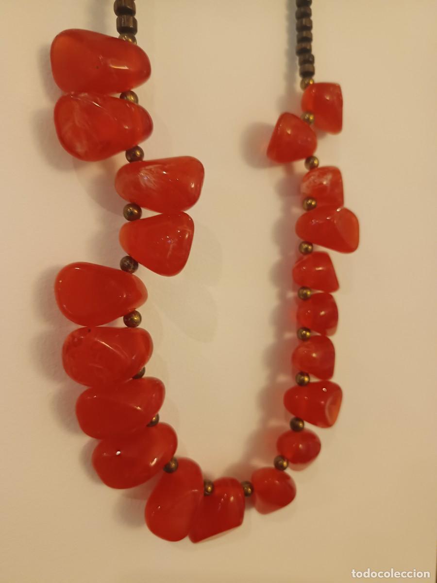 Joyeria: Collar de cuentas artesanales de resina natural roja y detalles en azul y madera