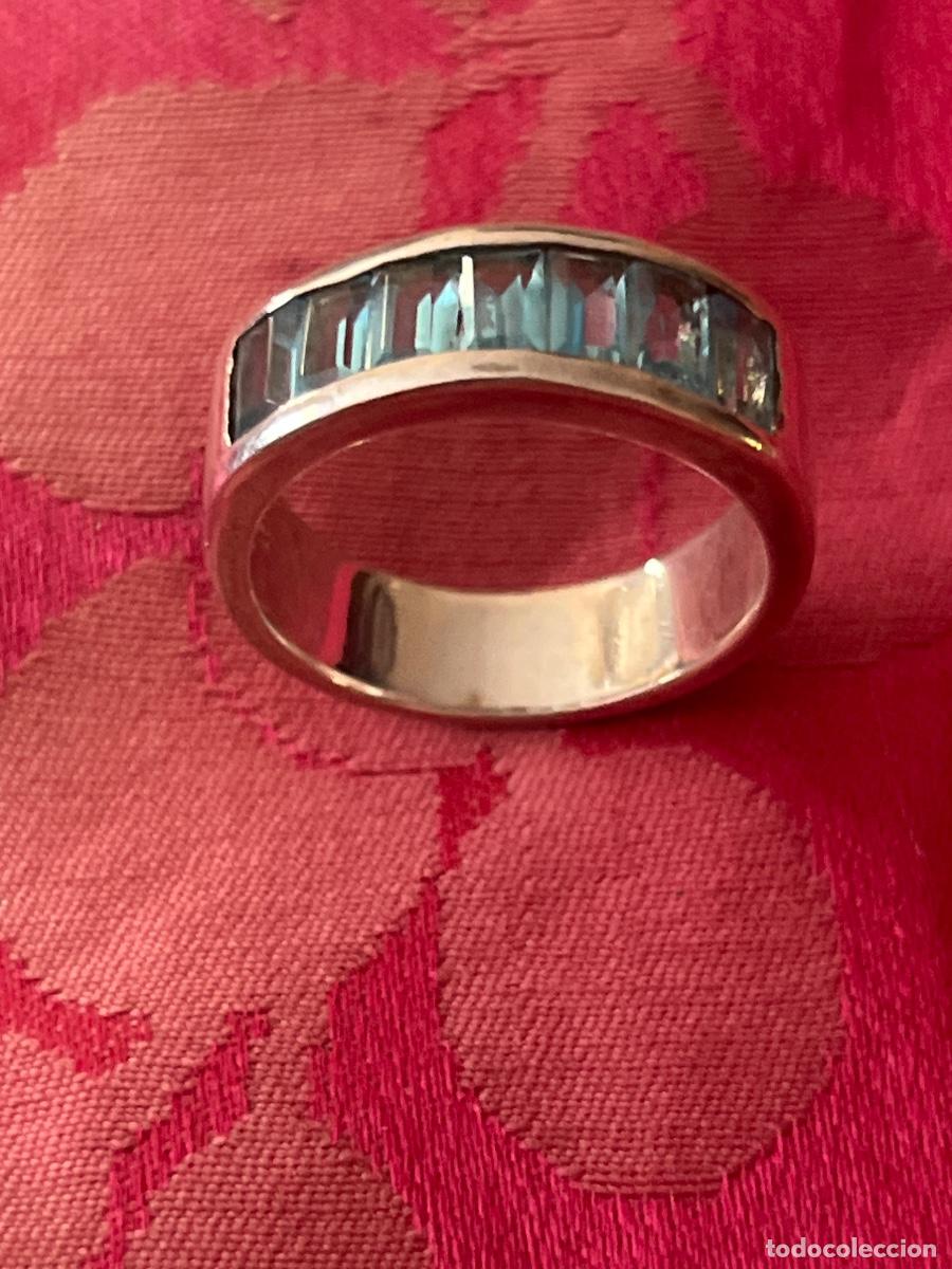 Schmuck: Anillo o sortija, realizado en plata con incrustaciones de cristales &iquest;aguamarinas?. Contraste 925.