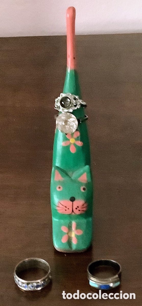 Schmuck: Lote de 4 anillos bisuter&iacute;a con soporte gato de madera na&iuml;f pintado